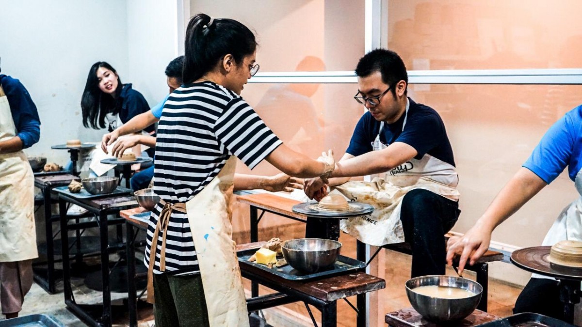 Belajar menciptakan seni membuat pot dalam workshop